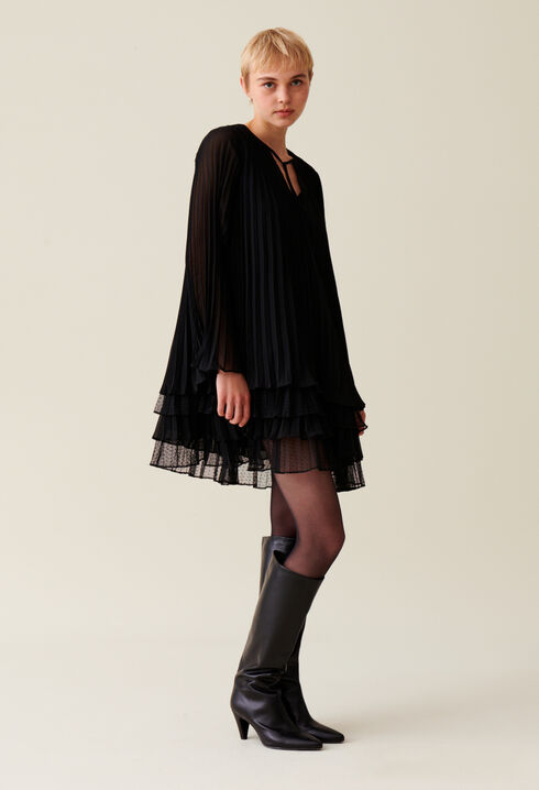 Kurzes schwarzes Rüschenkleid