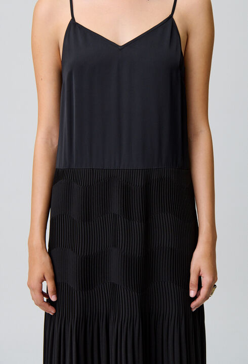Langes, fließendes Trägerkleid