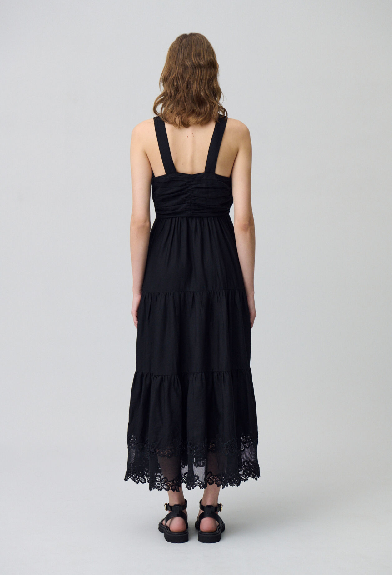 Langes Kleid mit Blumenstickereien