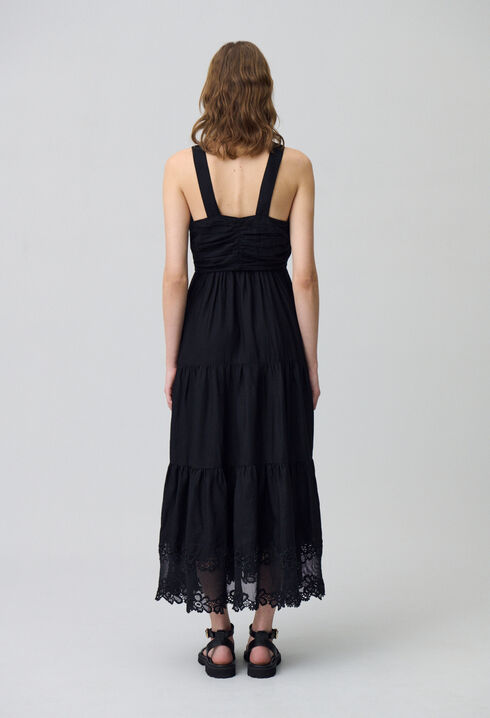 Langes Kleid mit Blumenstickereien