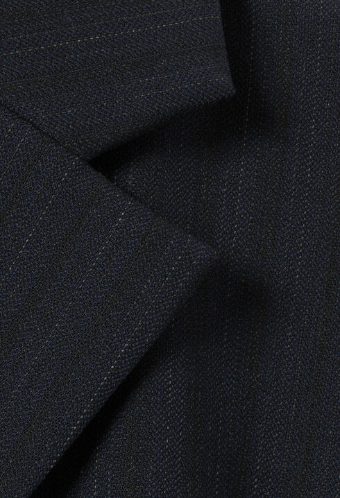 Kurzes tailliertes Faltenkleid