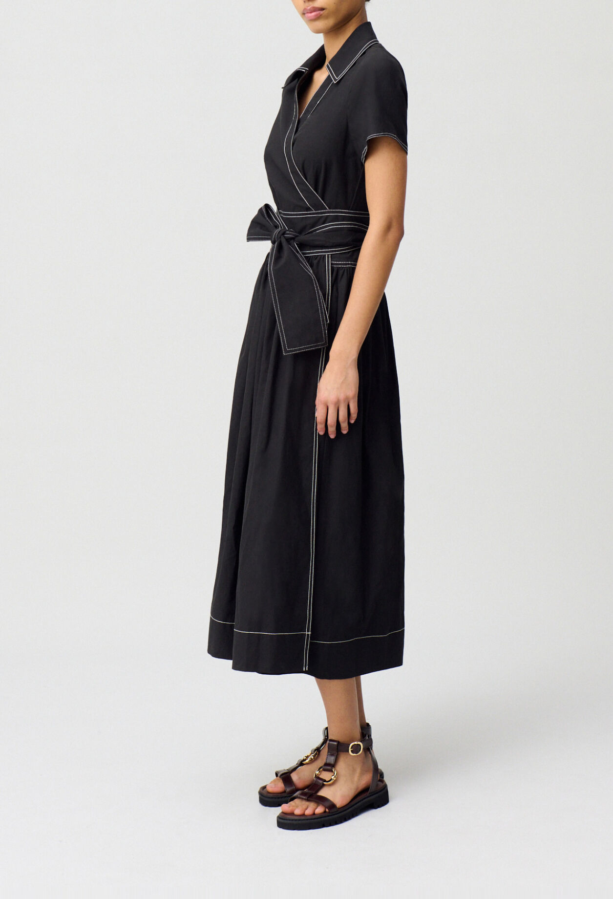 Langes Kleid mit G&uuml;rtel