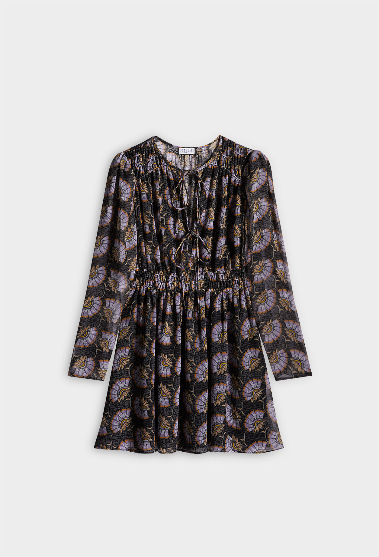 Kurzes Kleid mit langen Ärmeln