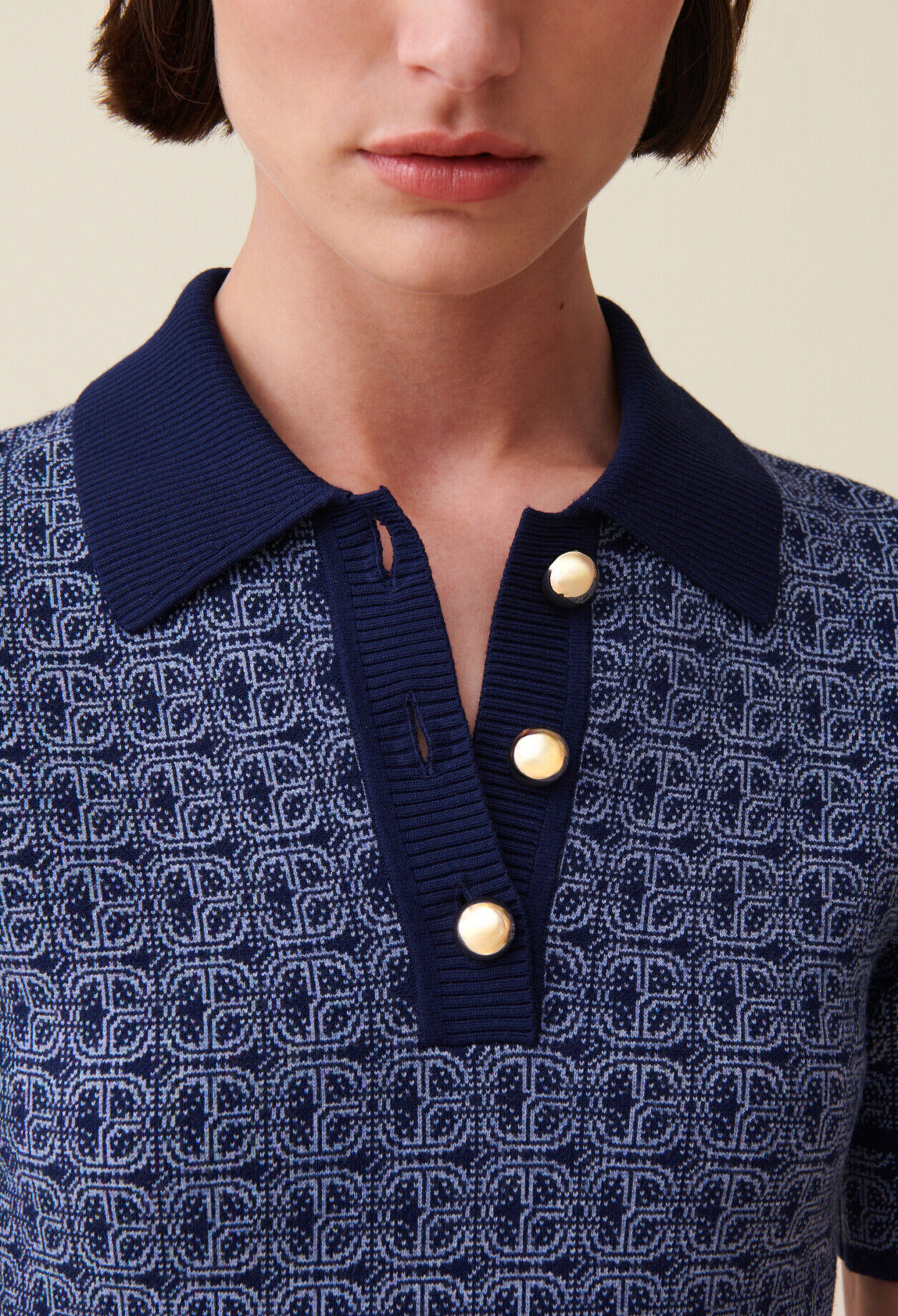 Kurzes marineblaues Monogrammkleid