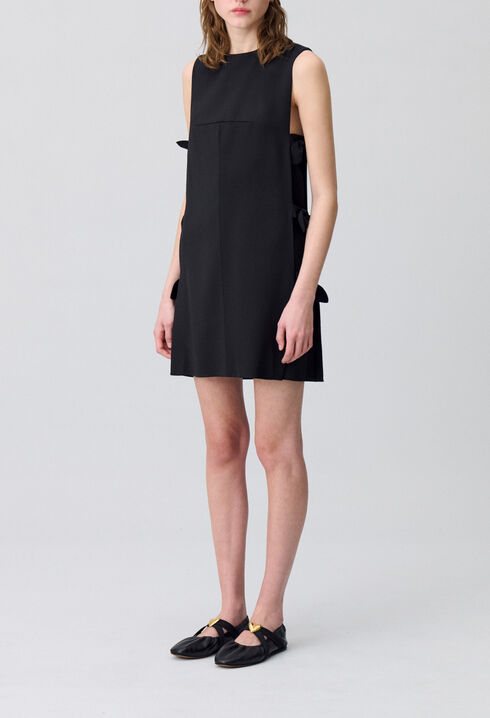 Kurzes Kleid mit Schleifen