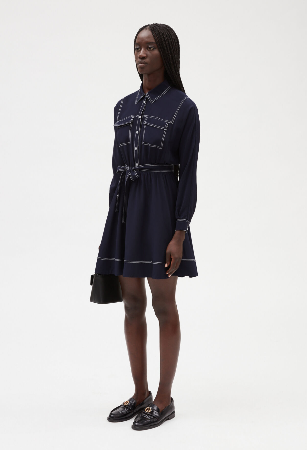 Kurzes Seidenkleid langen Ärmeln blau