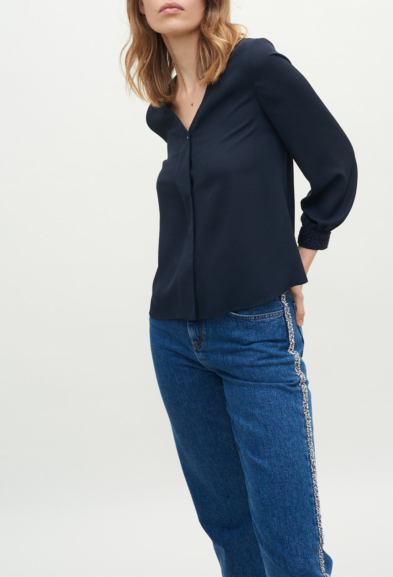 Bluse mit bestickten Ärmelabschlüssen