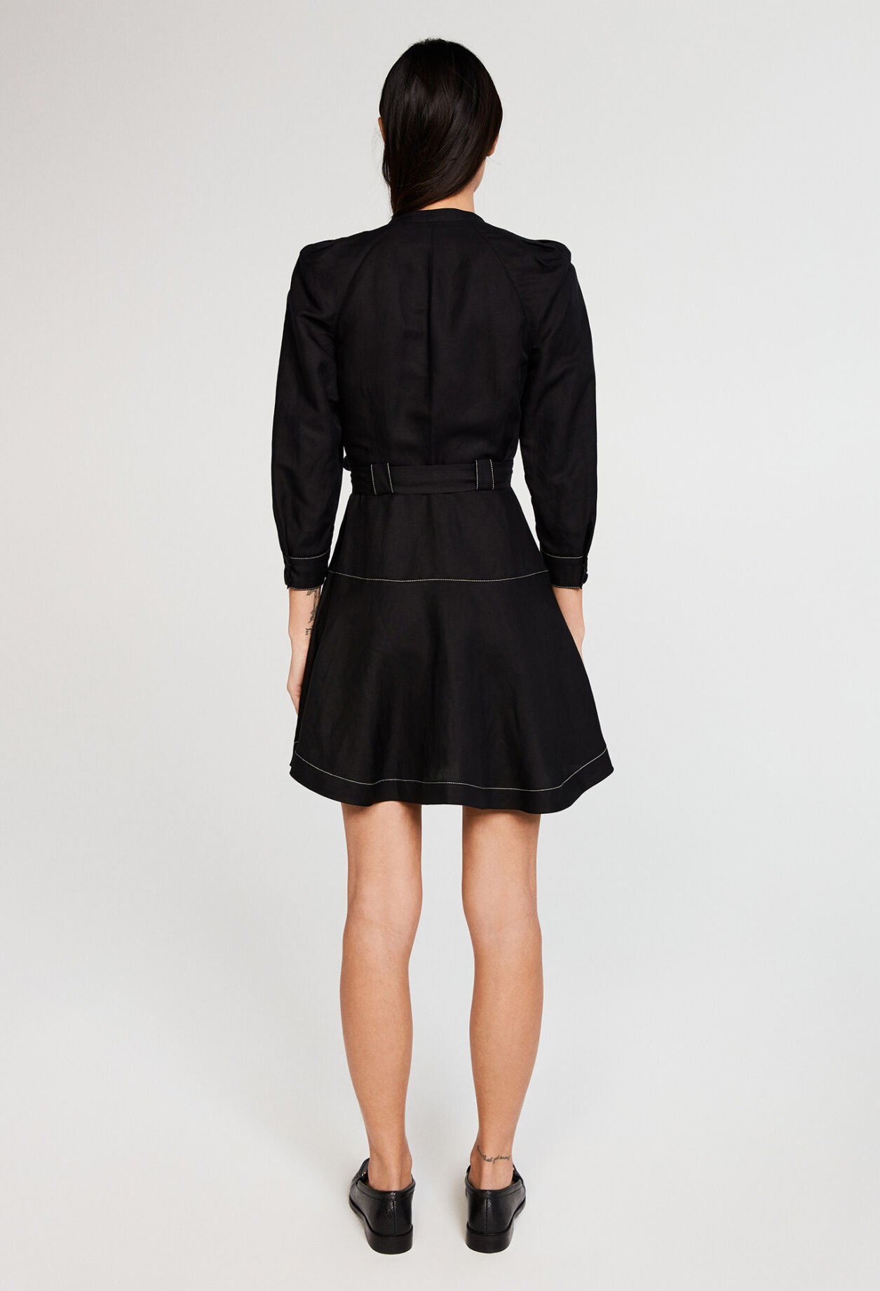 Kurzes, tailliertes Kleid