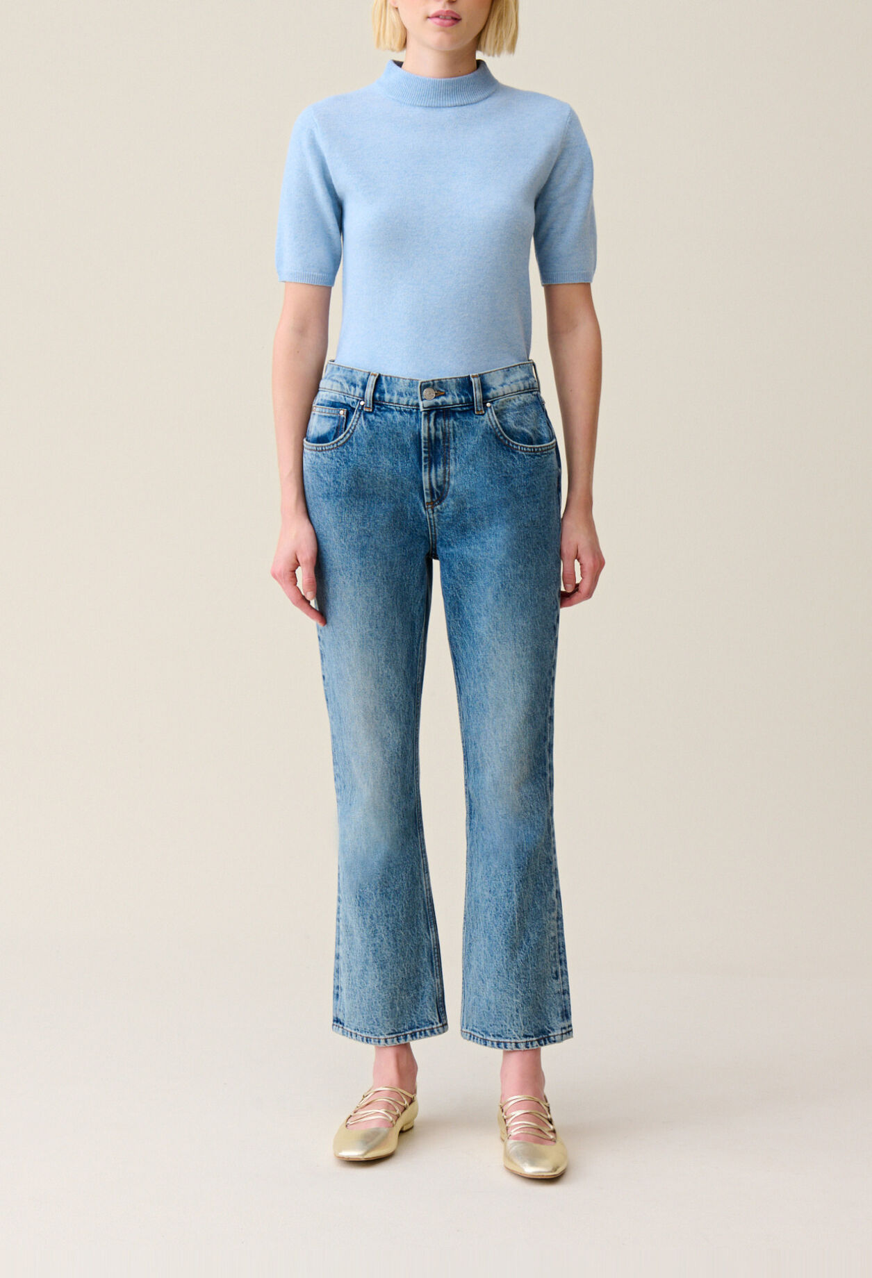 Hellblaue Flared Jeans.