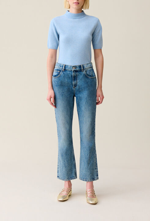 Hellblaue Flared Jeans.