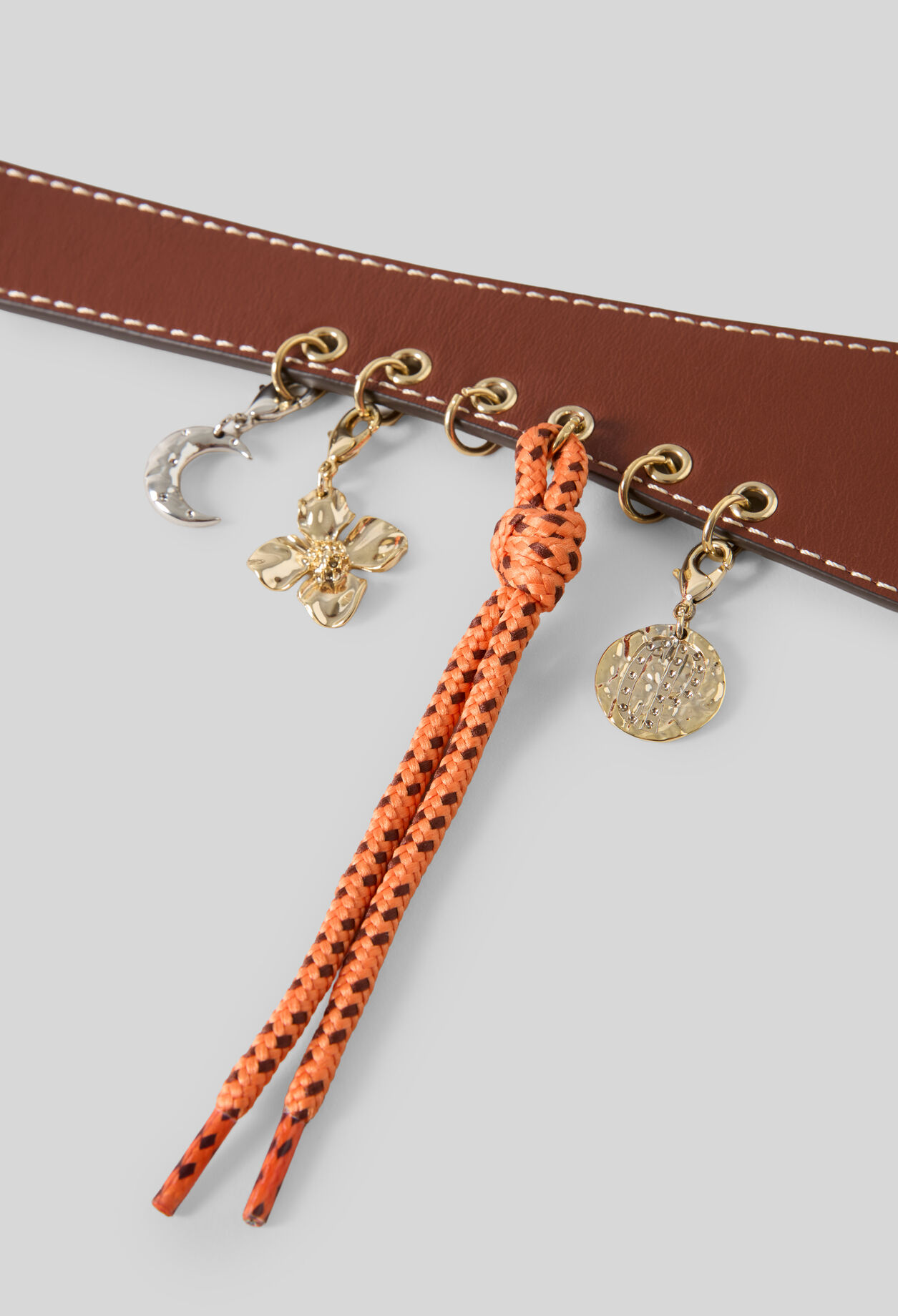 Lederg&uuml;rtel mit &Ouml;sen und Charms