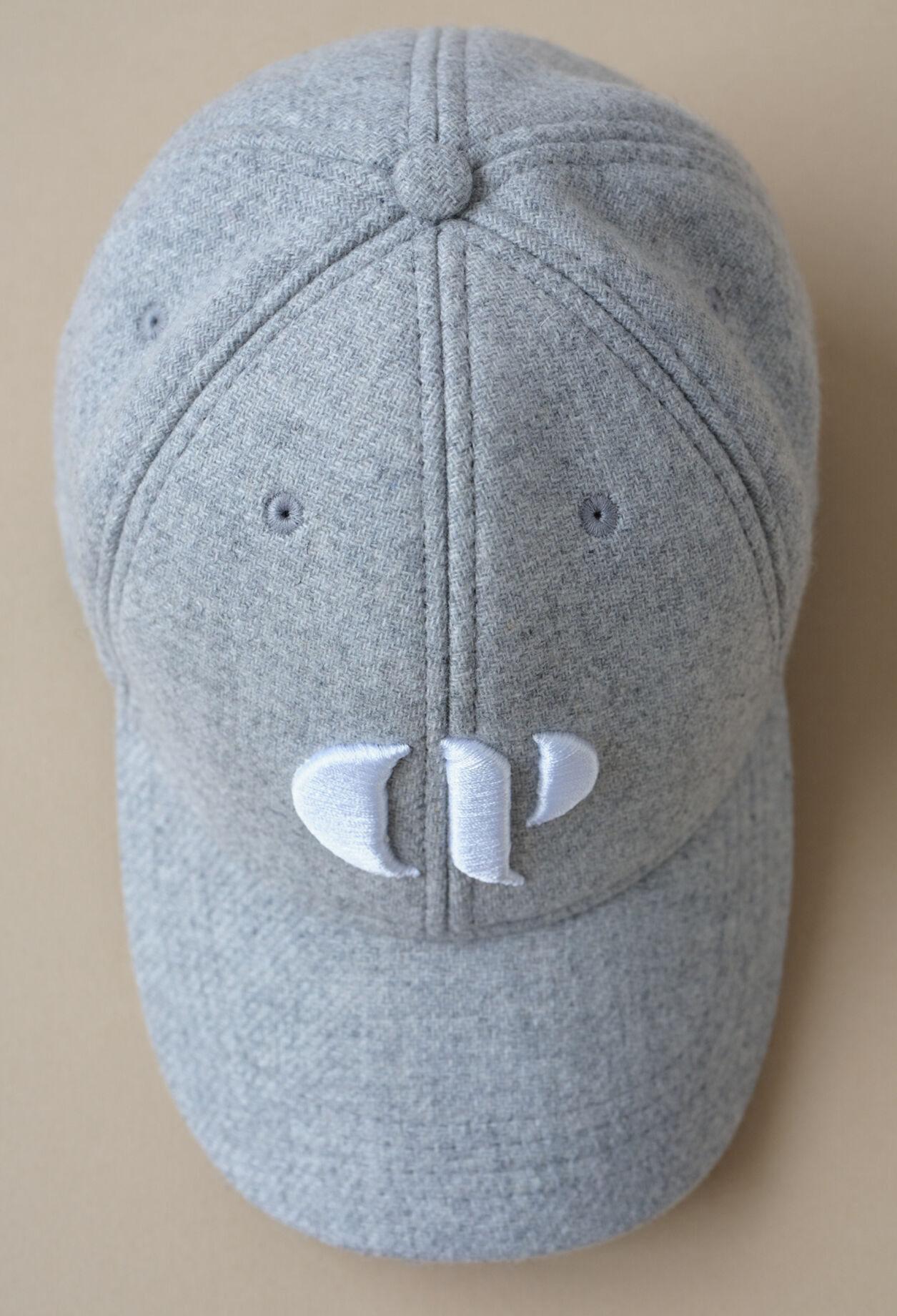 Kappe mit Monogrammstickerei CP