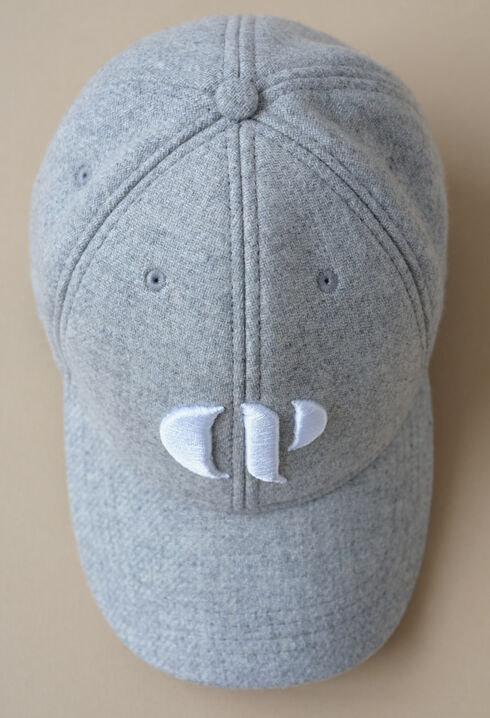 Kappe mit Monogrammstickerei CP