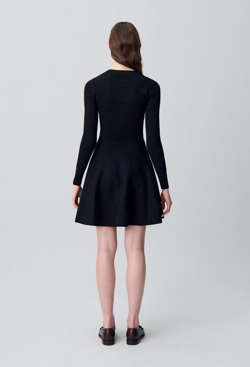 Kurzes Strickkleid mit Knoten