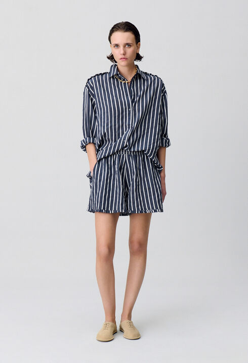 Kurzes gestreiftes Volantkleid