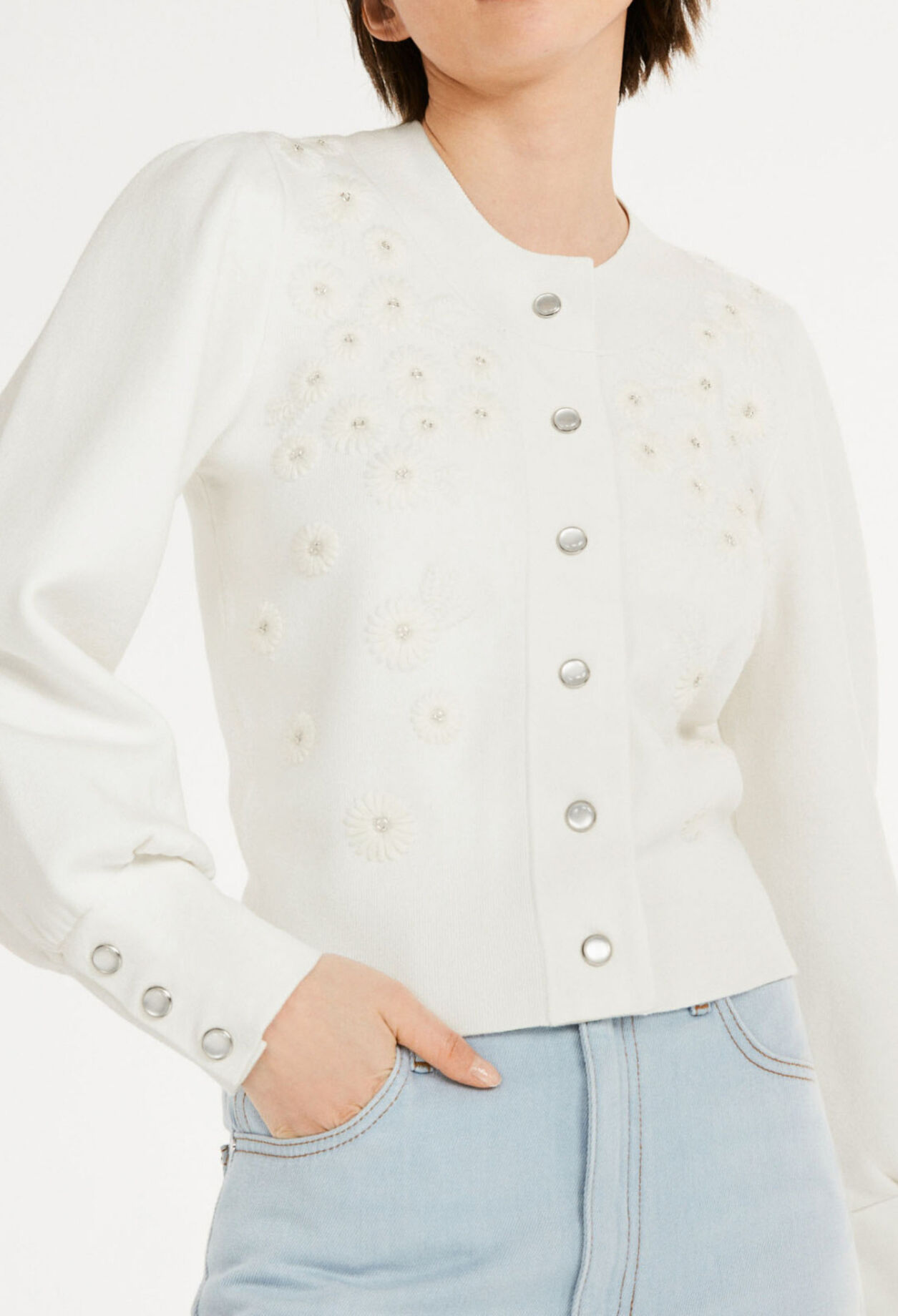 Strickjacke mit gestickten Blumen