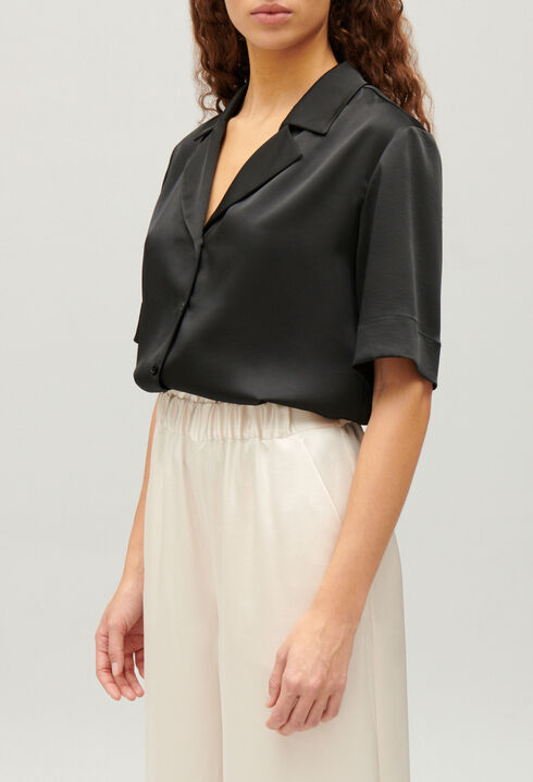 Flie&szlig;ende, kurz&auml;rmelige Hemdbluse