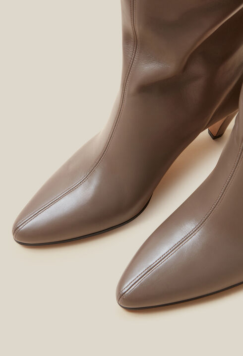 Glattlederschuhe mit Absätzen