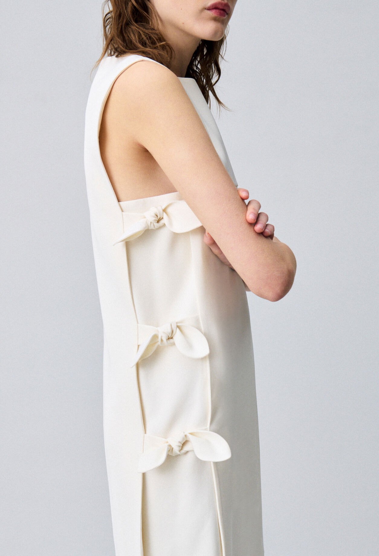 Kurzes Kleid mit Schleifen