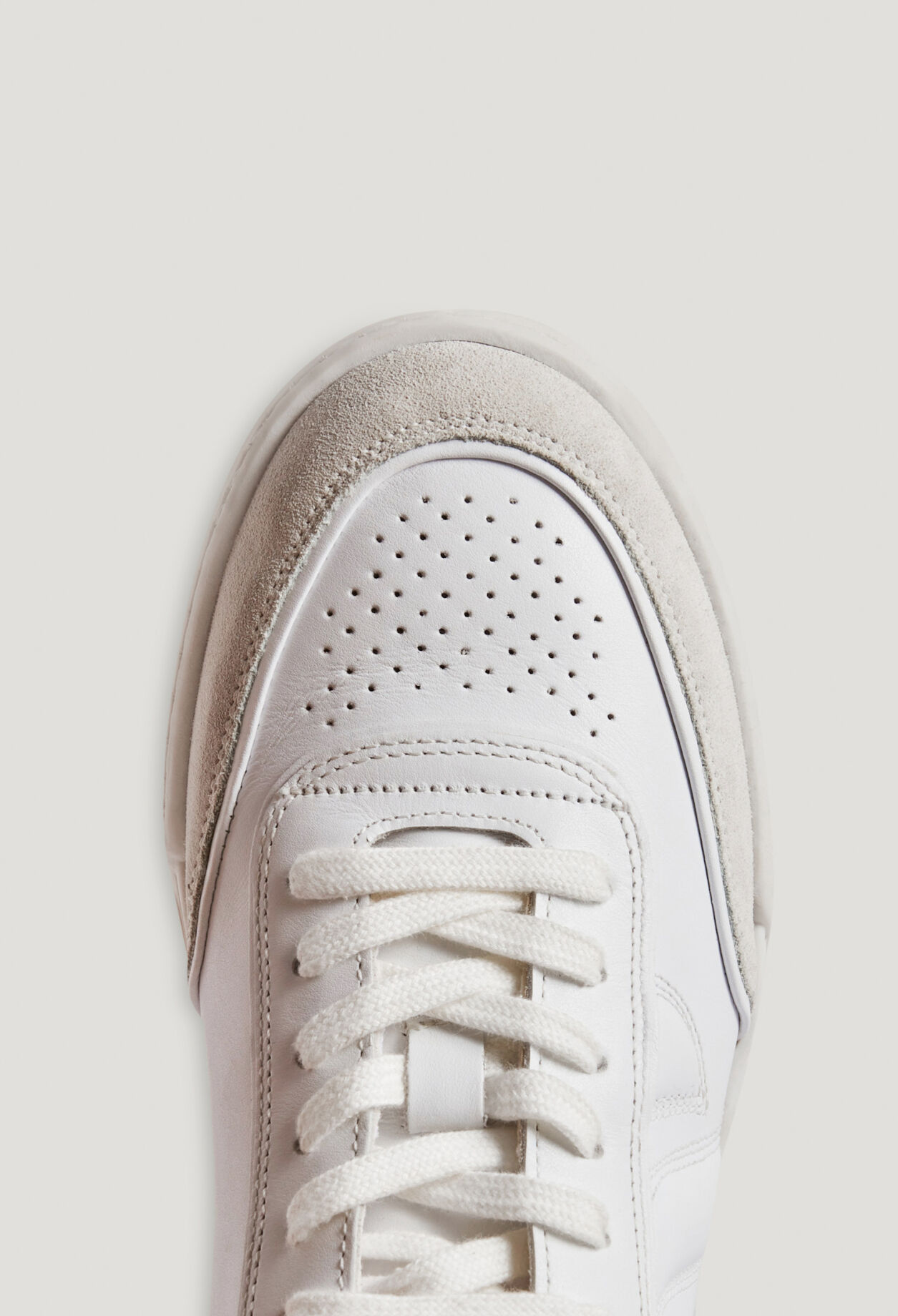 Weiße Sneakers