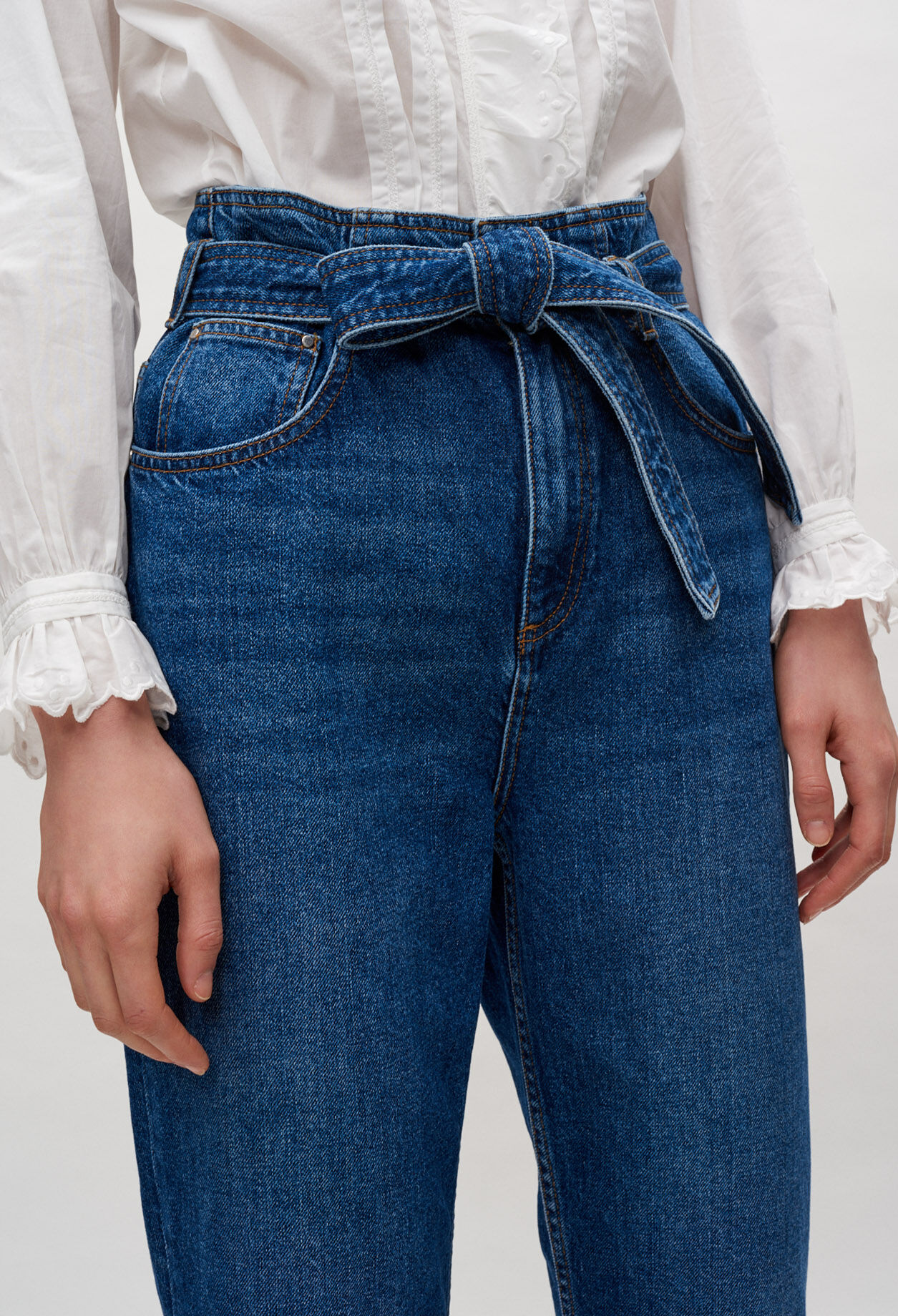 Jeans mit Gürtel