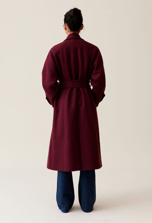 Langer bordeauxfarbener Trenchcoat