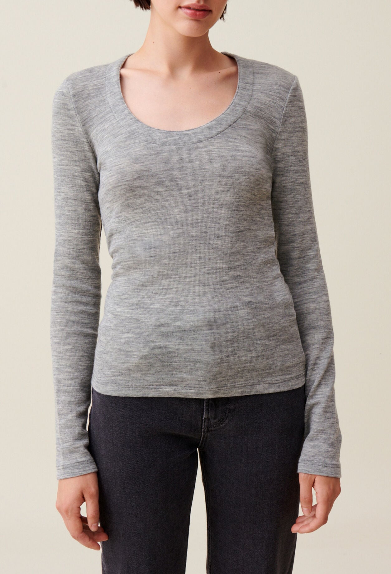 Eng anliegendes graues Stricktop