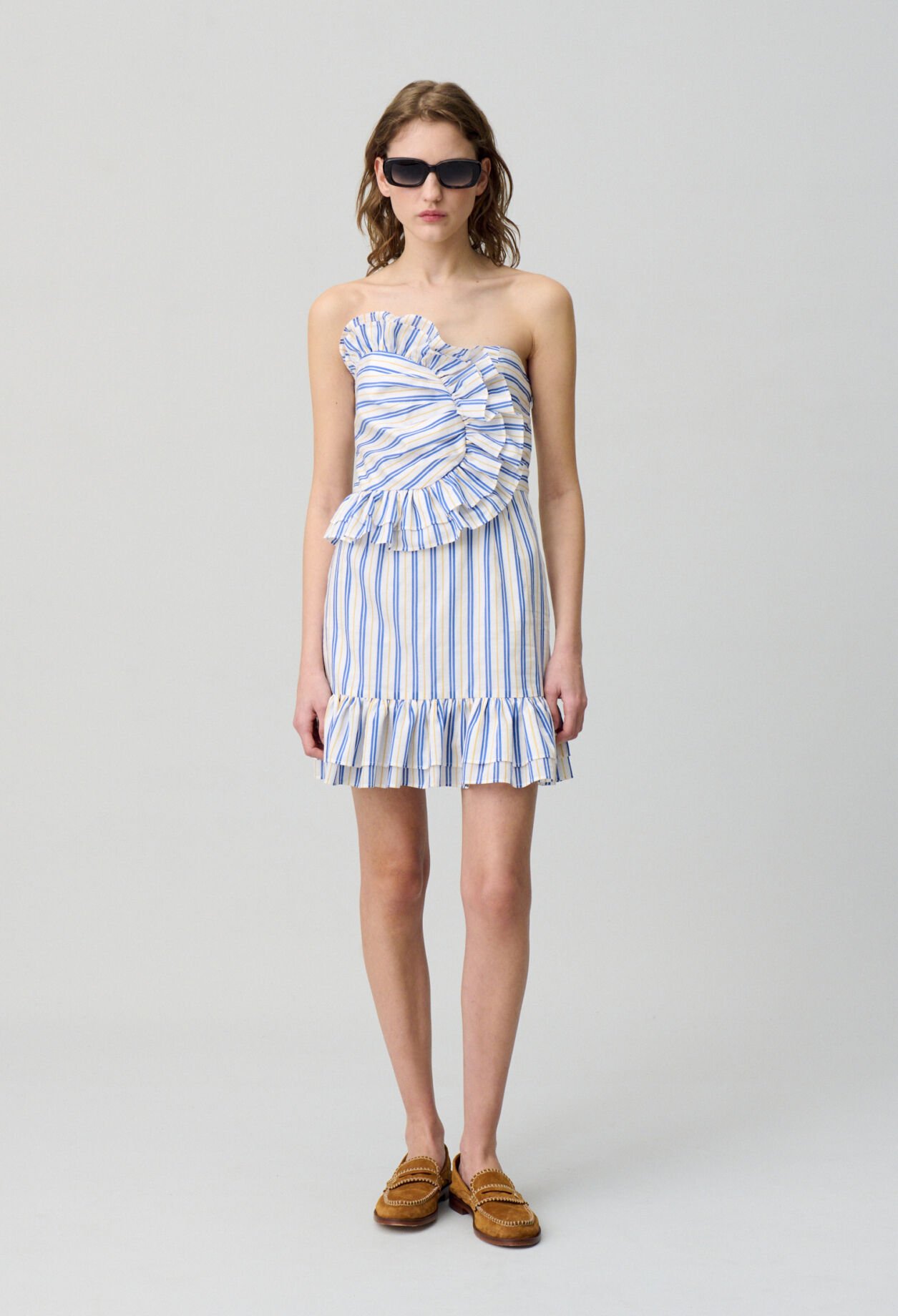Kurzes Kleid mit Rüschen