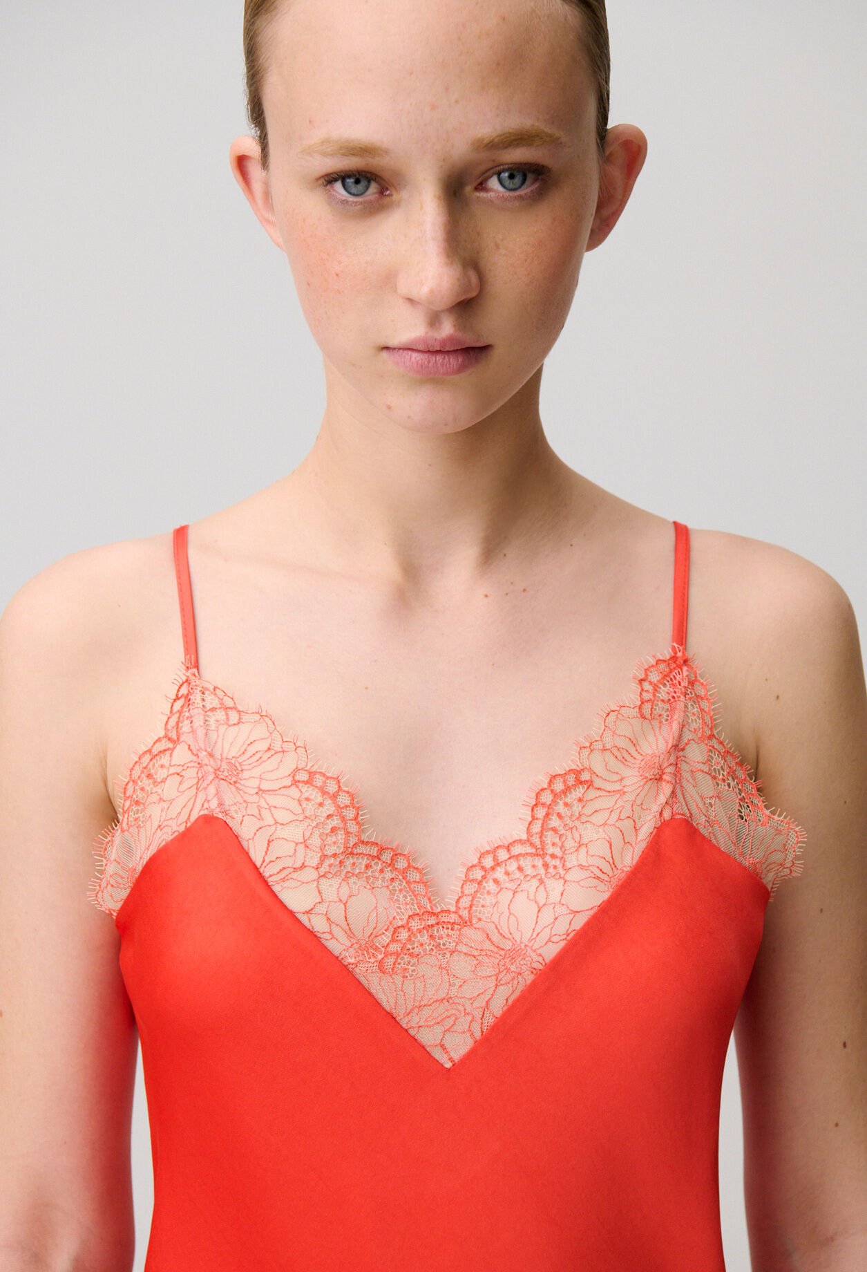 Flie&szlig;endes Satinkleid mit Spitze