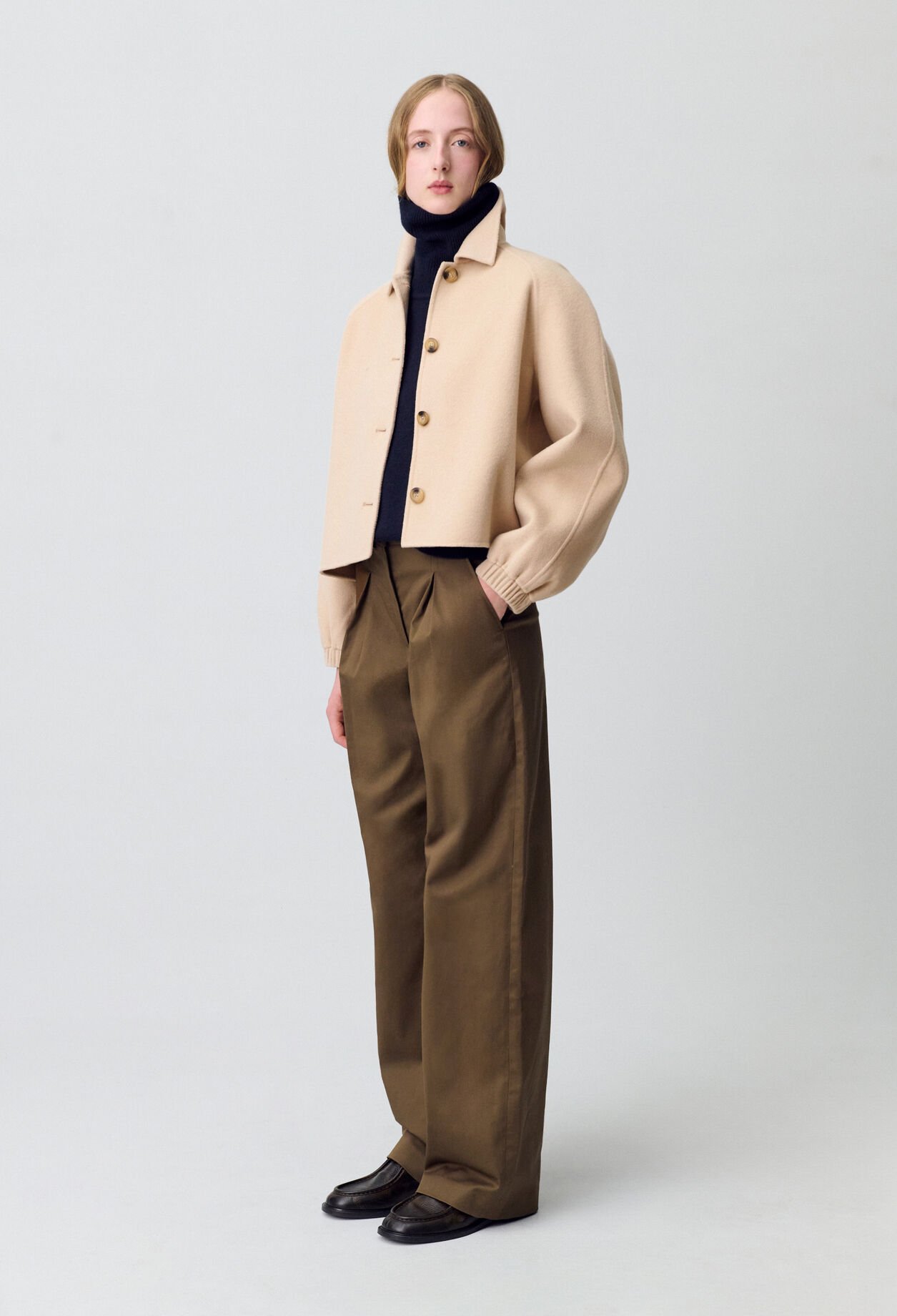 Kurze Jacke mit Hemdkragen