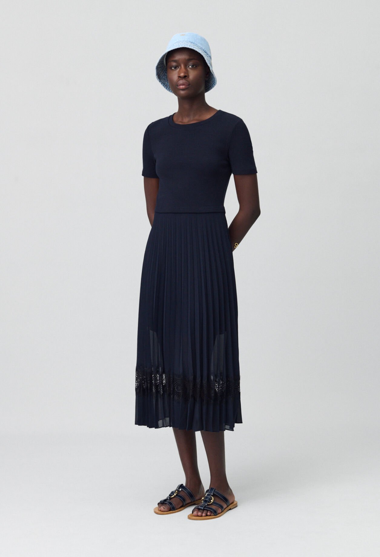 Zweifarbige Kleid in Schwarz und Marine 