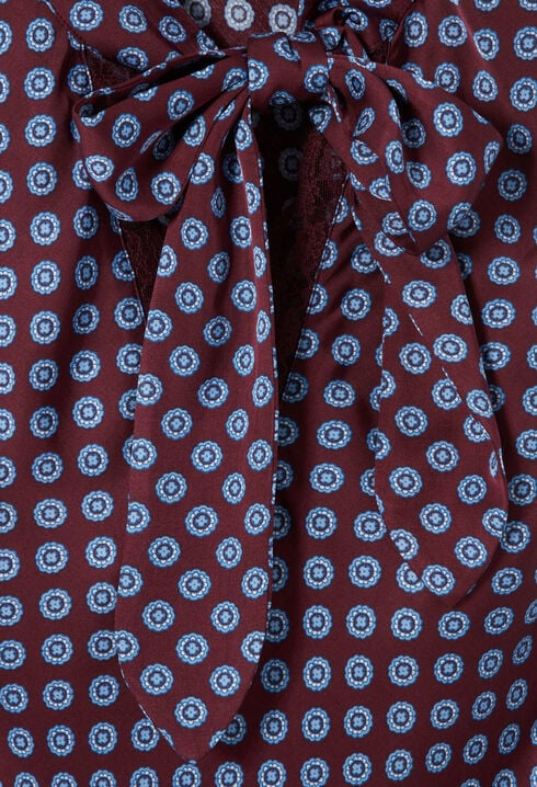 Langes flie&szlig;endes Spitzenkleid