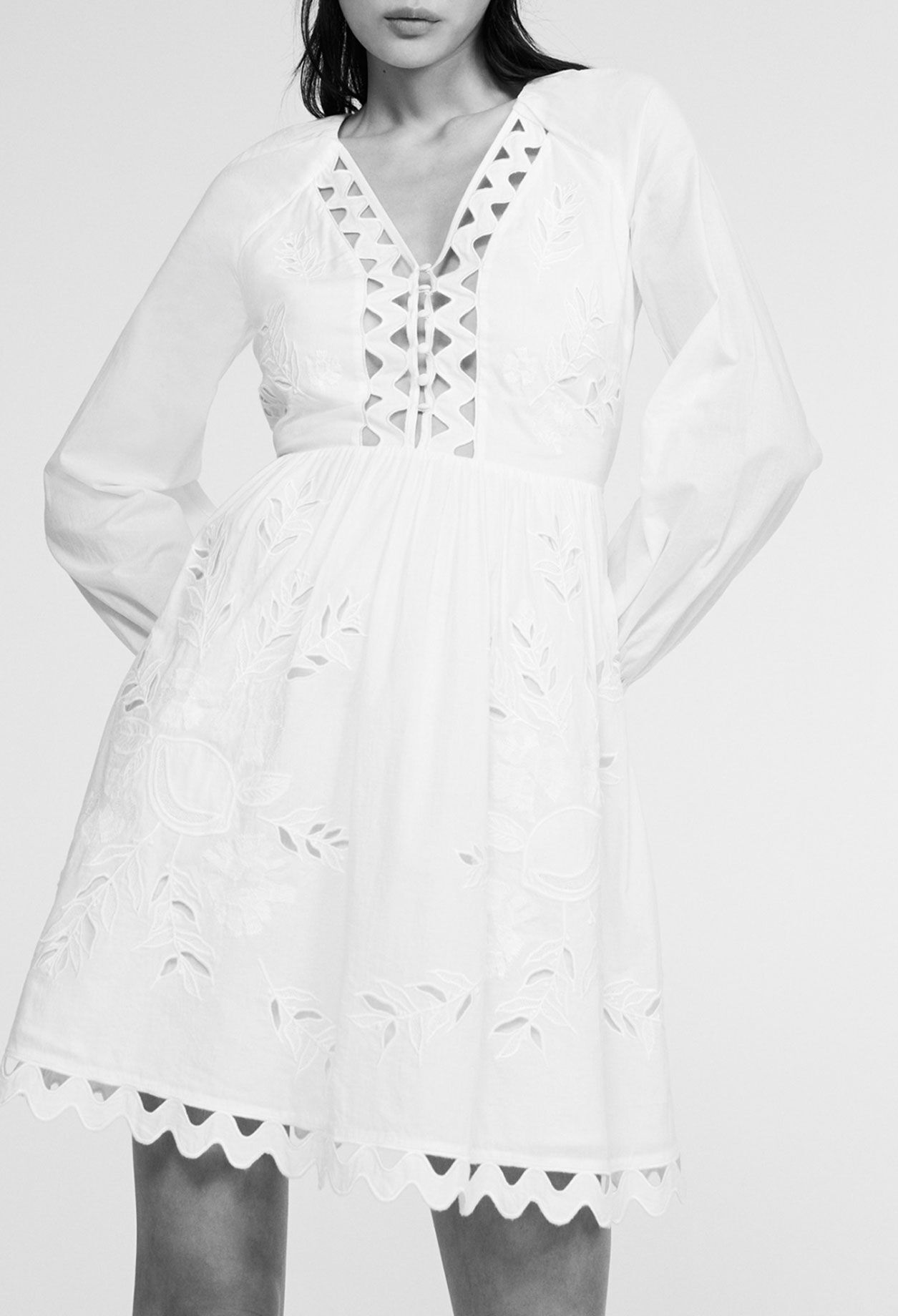 Weißes Kleid mit Lochmuster