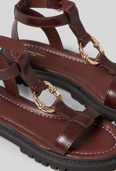 Ledersandalen mit goldenem Ring