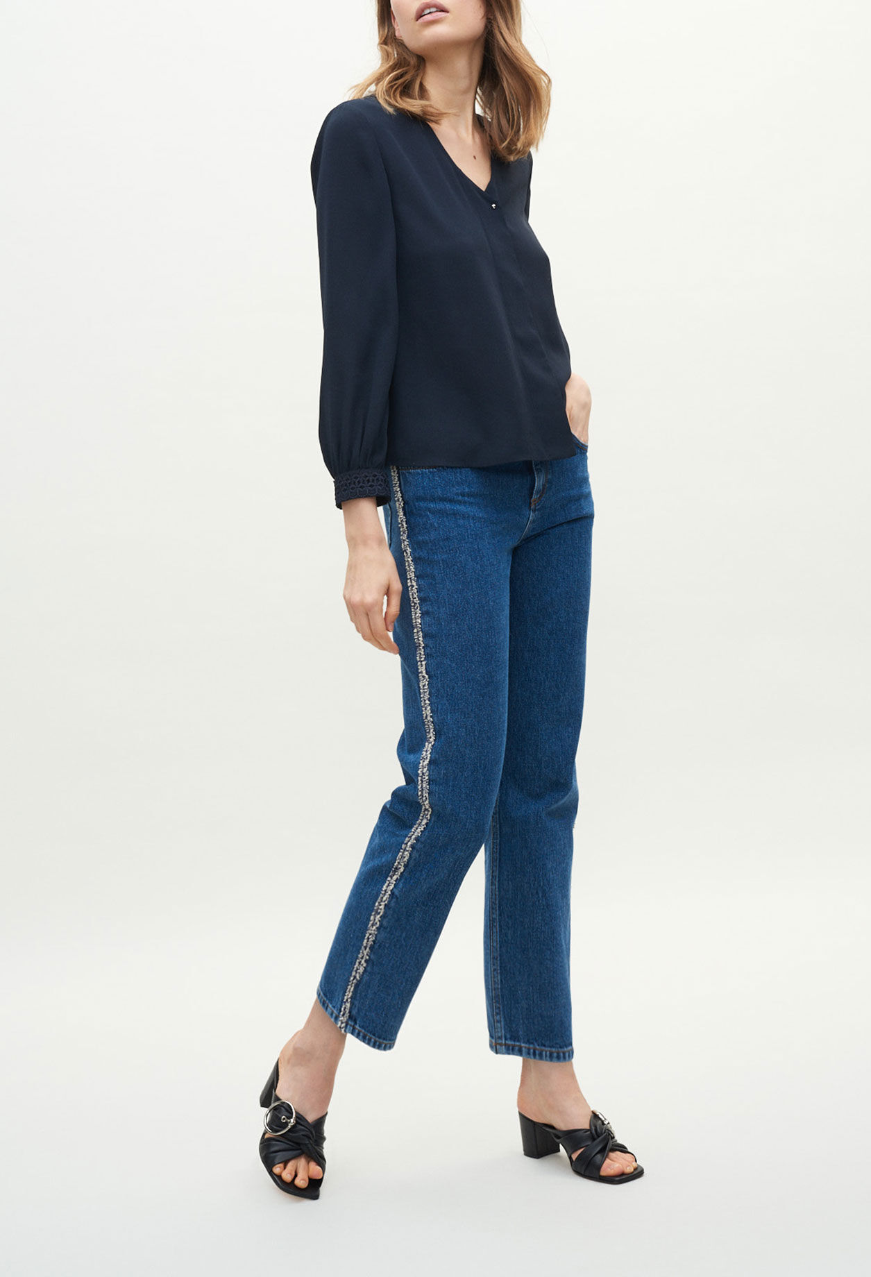 Bluse mit bestickten Ärmelabschlüssen