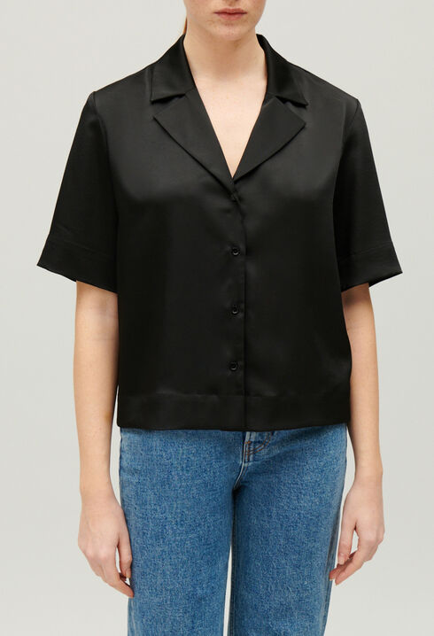Flie&szlig;ende, kurz&auml;rmelige Hemdbluse