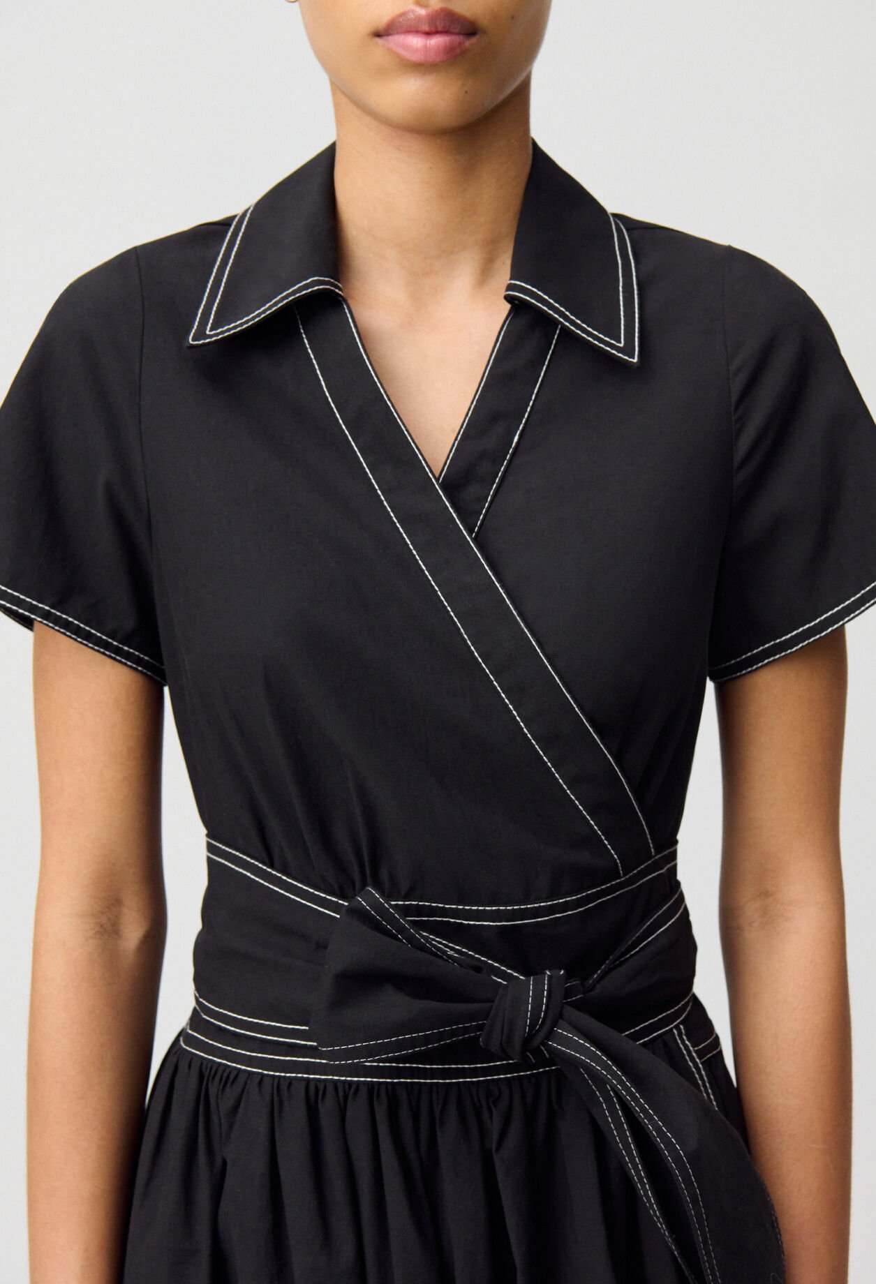 Langes Kleid mit Gürtel