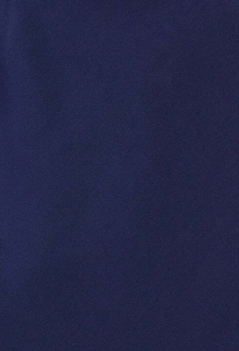 Langes, satiniertes Kleid