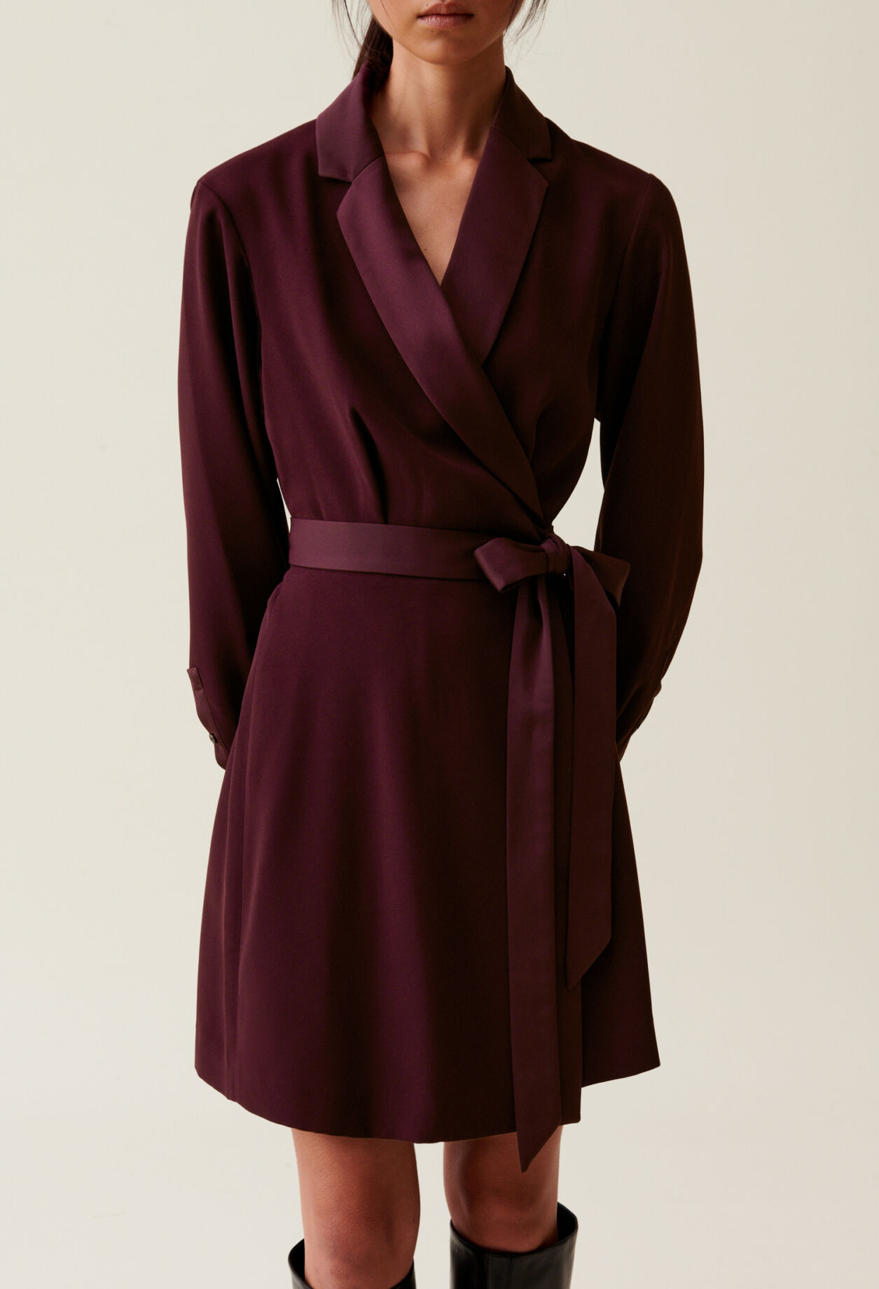 Wickelkleid mit Reverskragen