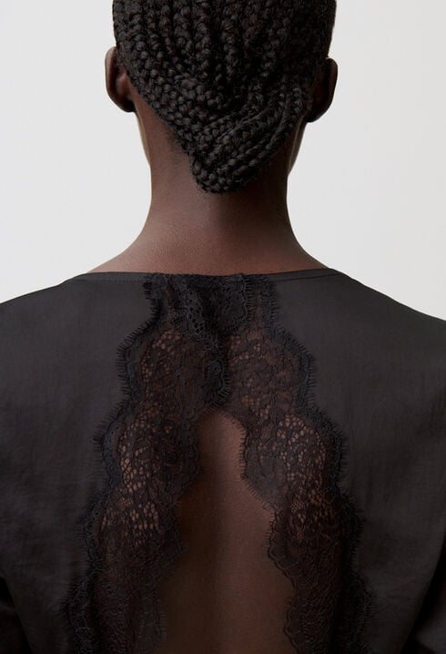 Kurzes fließendes Kleid aus Satin