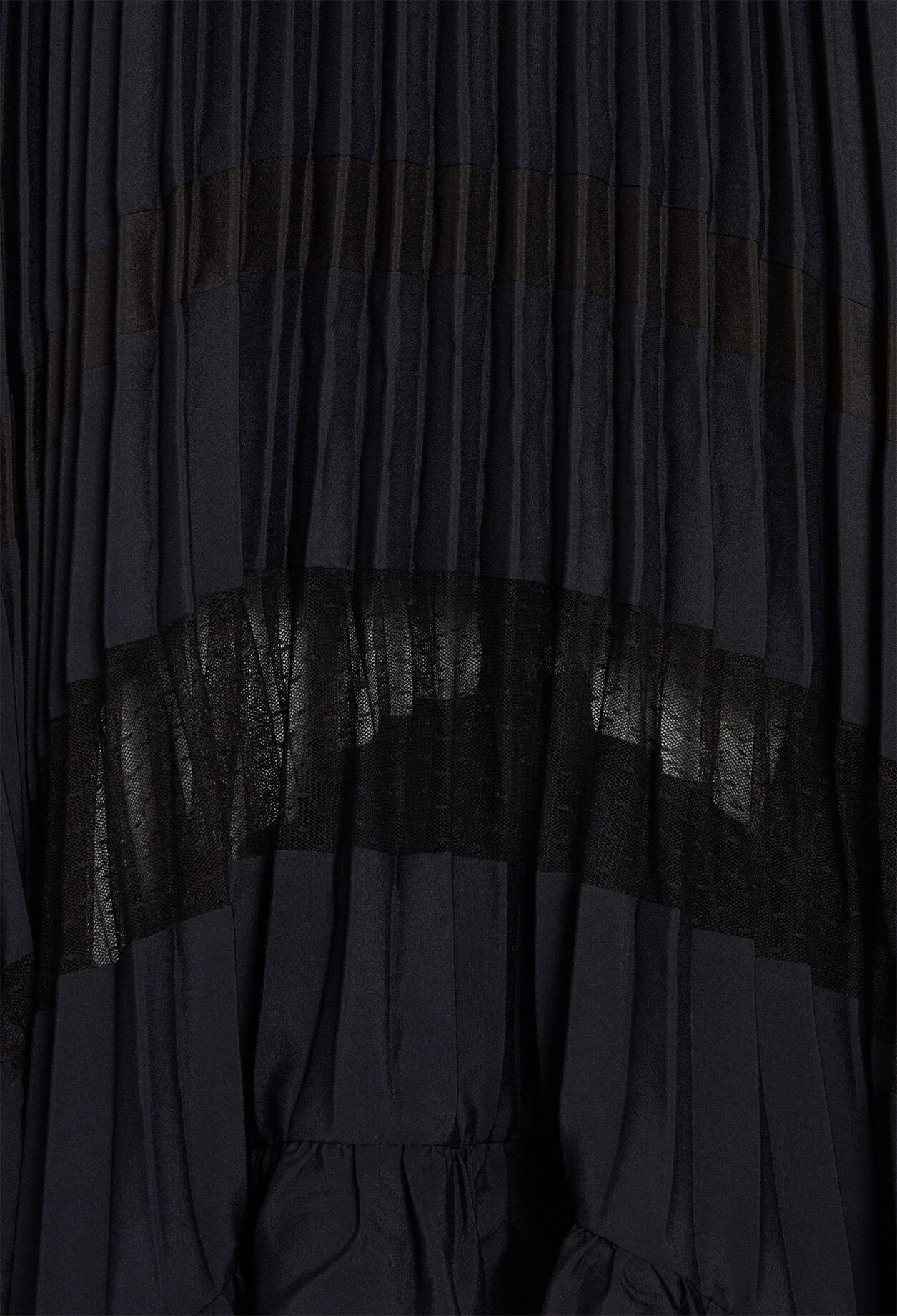 Plissee-Kleid mit Volants