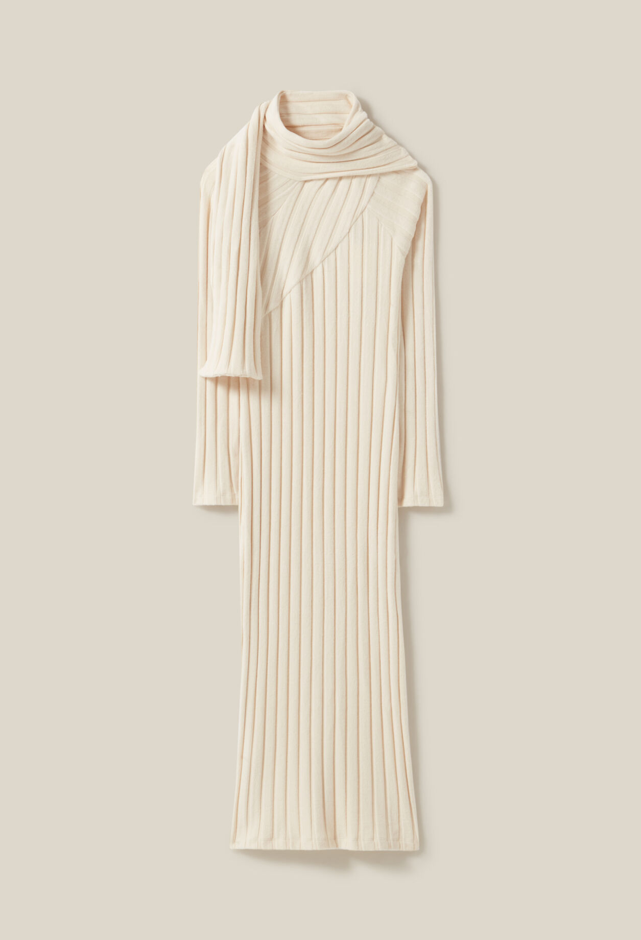 Langes Strickkleid mit Bindeschal