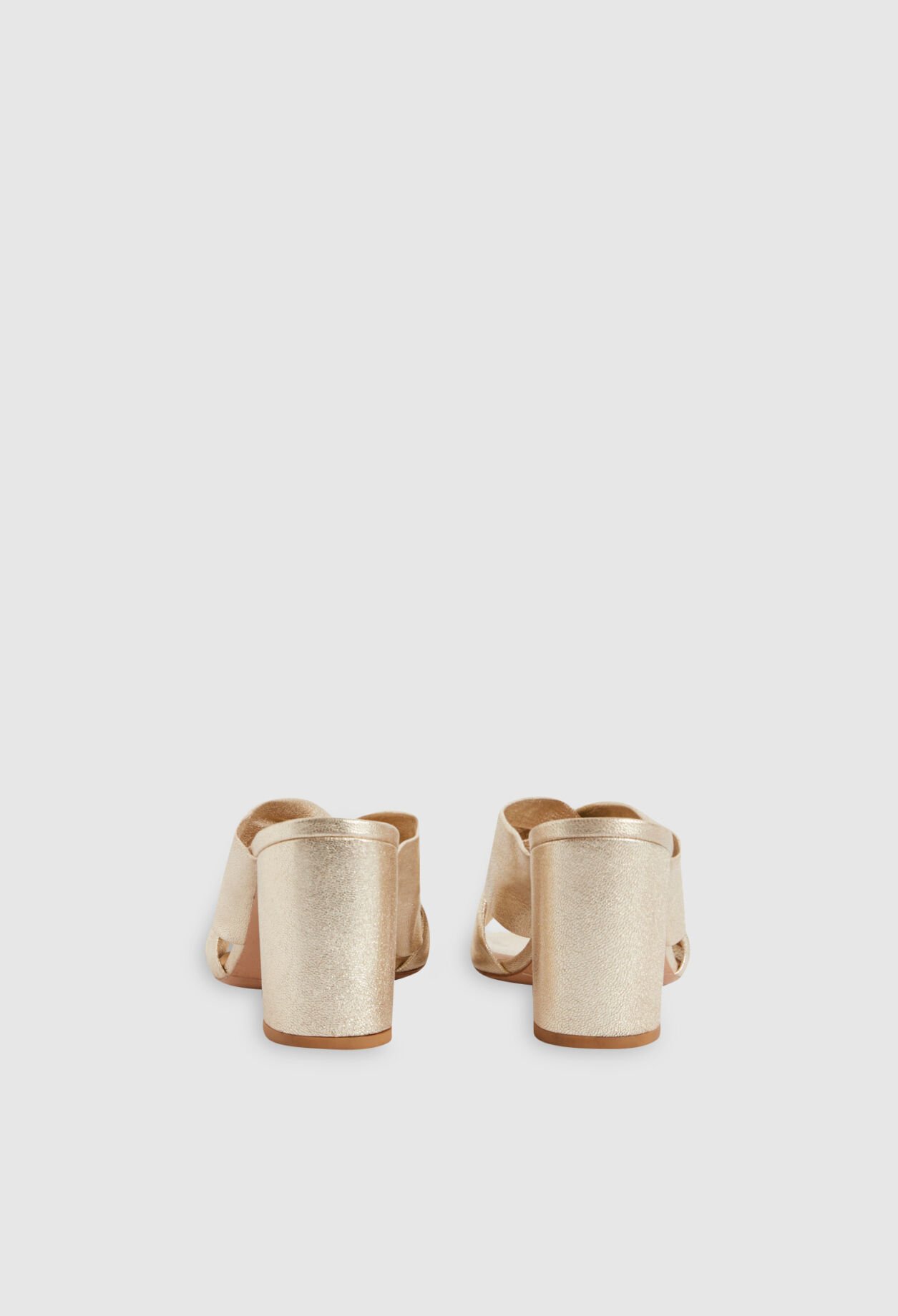 Pantoletten aus goldfarbenem Leder