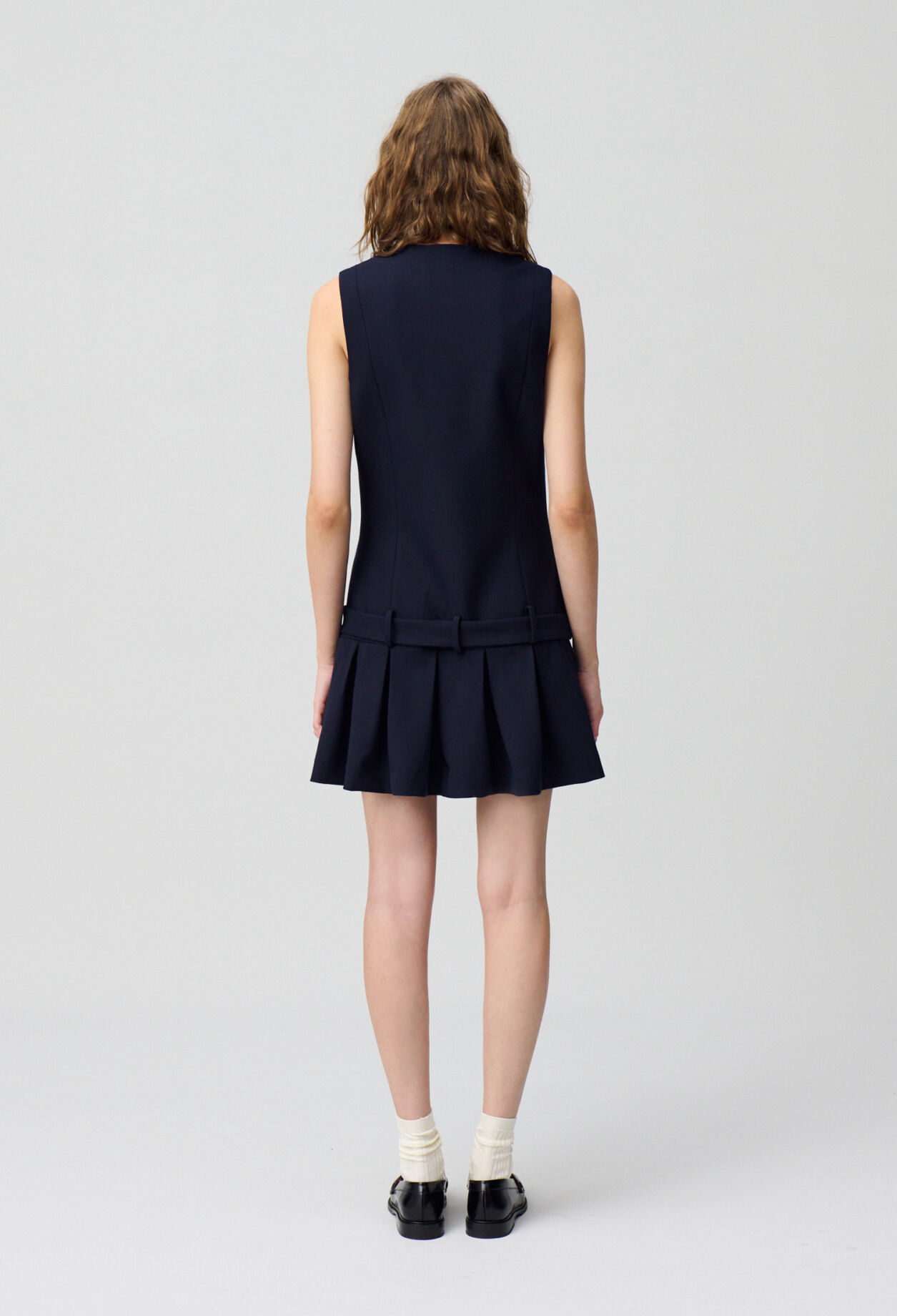 Gefaltetes kurzes Kleid