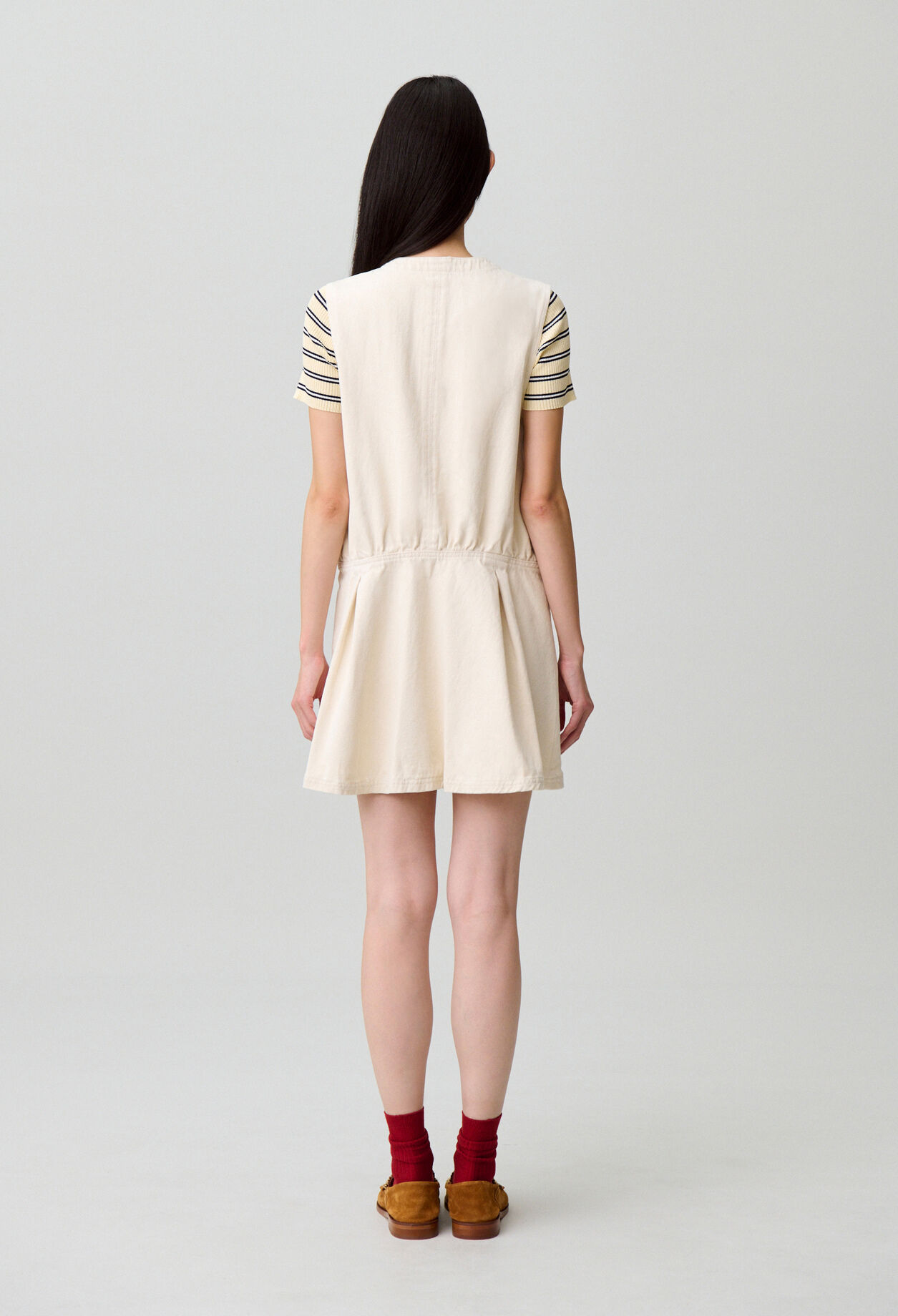 Helles ausgestelltes Jeanskleid