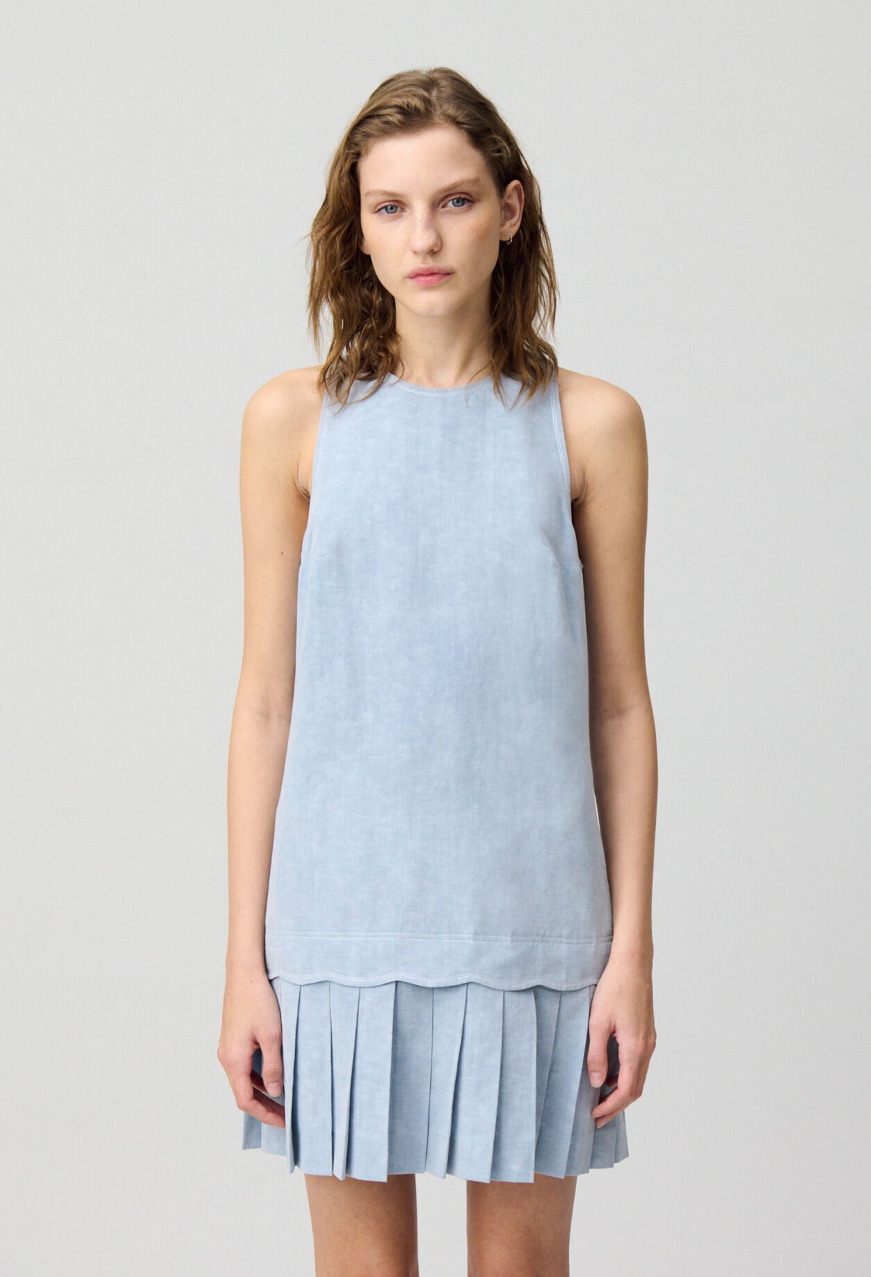 Ärmelloses kurzes Kleid