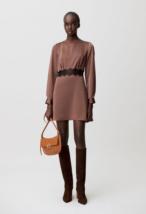 Kurzes fließendes Kleid aus Satin