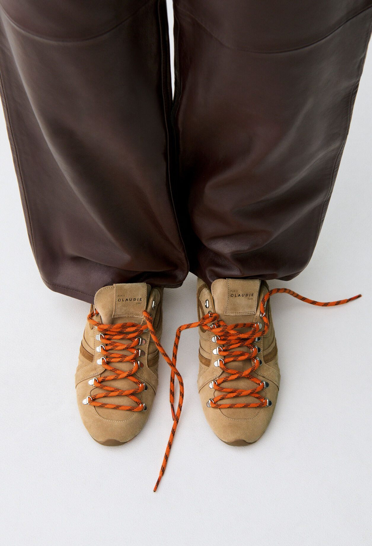 Swing-Sneaker sandfarbenem Wildleder