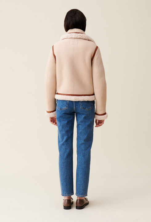 Beigefarbene Lammfelljacke