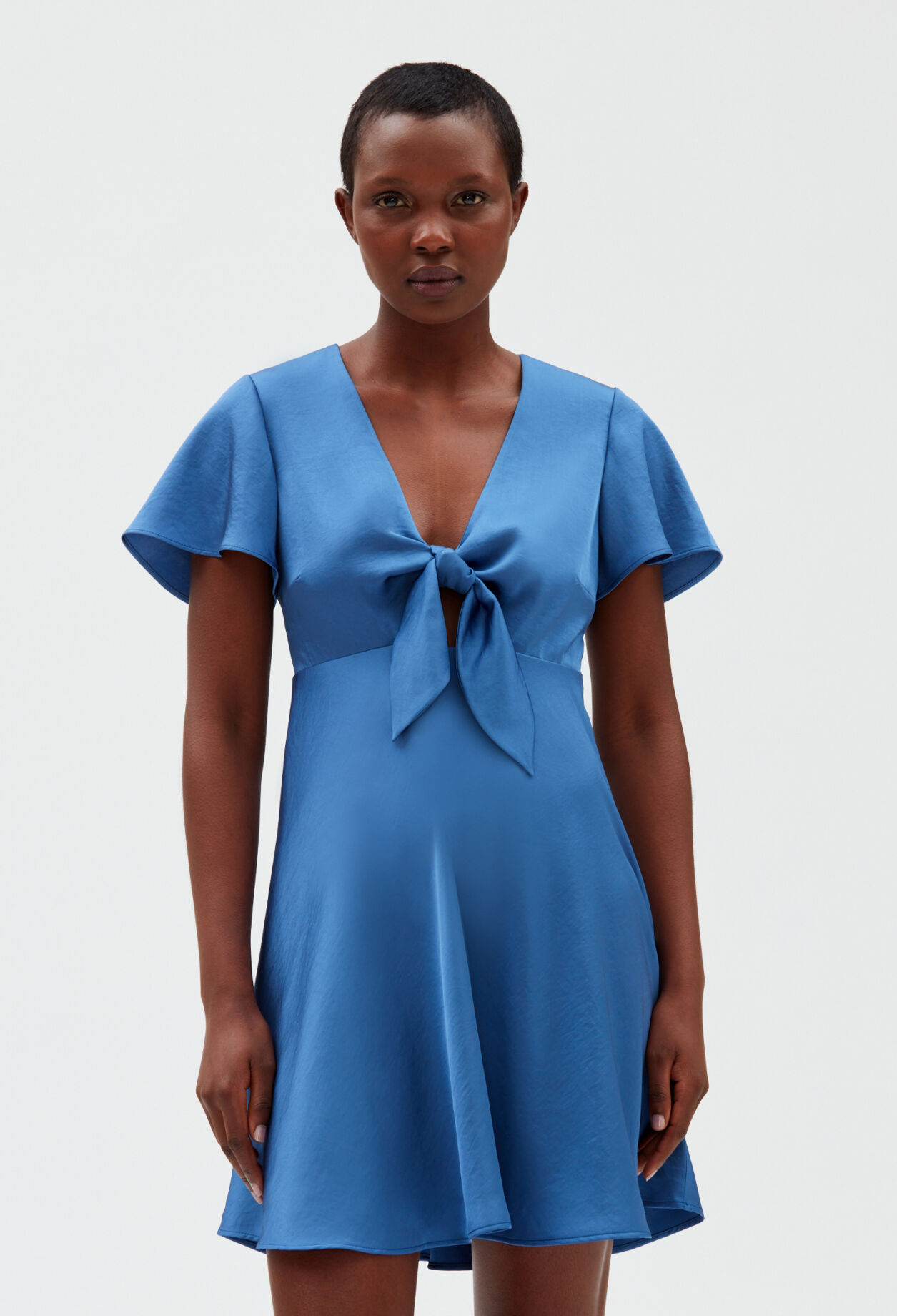 Weich flieBendes kurzes Kleid blau